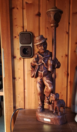 Holzfigur auf sockel - sockel:, der