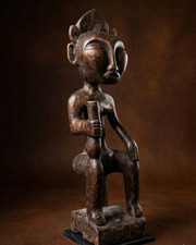 Alte Baule Holzfigur Frau