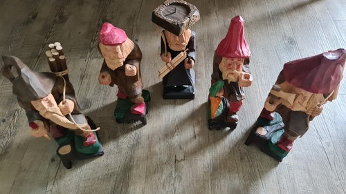 Handgeschnitzte holzfiguren - handgeschnitzte,