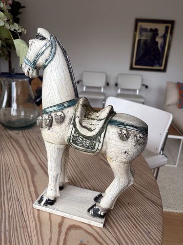 Handgeschnitzte pferdefigur - pferdefigur, im
