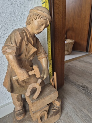 Holzfigur schmied hufeisen - holzfigur,