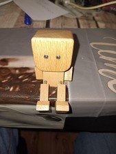 wackelnde Holzfigur