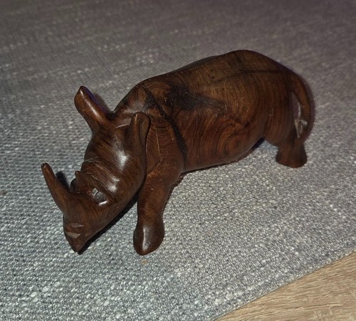 Geschnitzte nashorn holzfigur - geschnitzte,