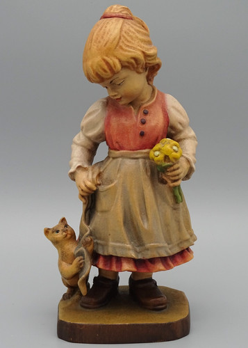 Farbige holzfigur mädchen mit - farbige,