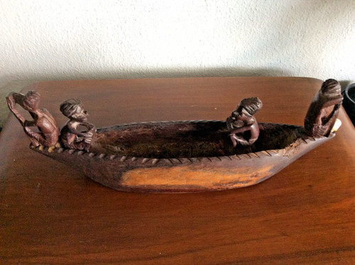 Geschnitztes holzboot mit vier - geschnitztes,